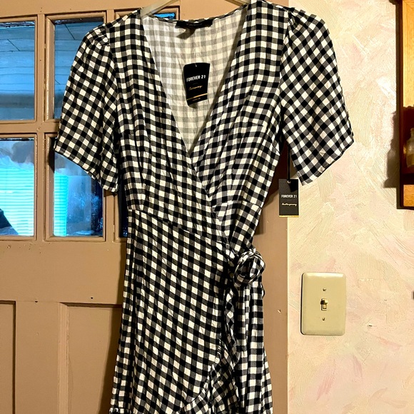 Forever 21 Dresses & Skirts - Forever 21 size medium black and white checkered wrap dress.